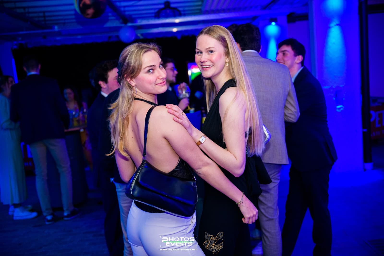 Deux invitées sous la lumière bleue