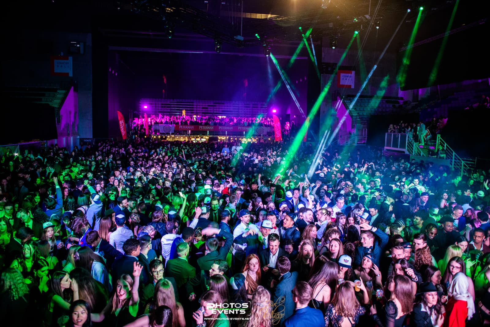 La piste pleine sous les lasers verts