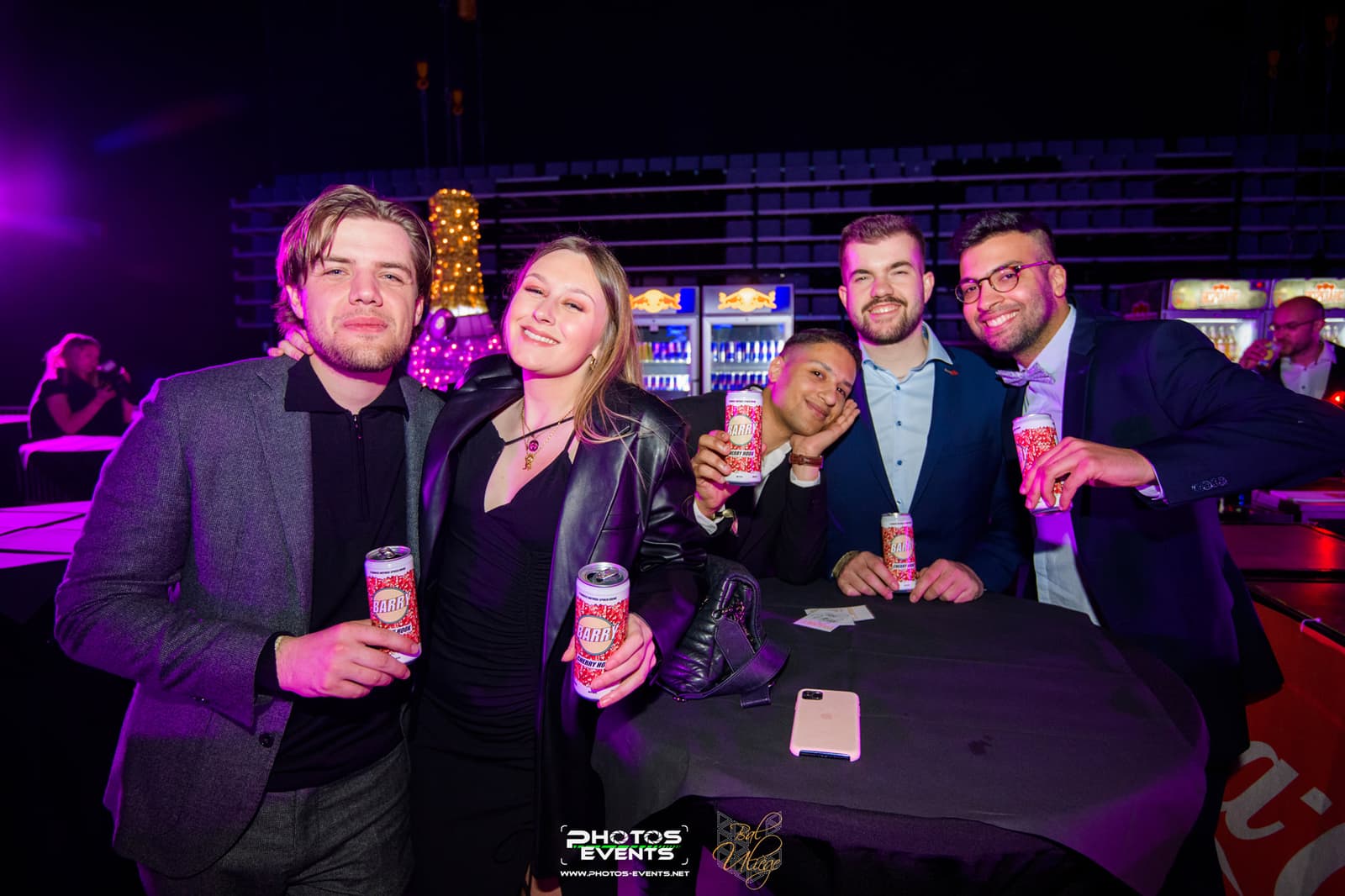 Un groupe d’amis au bar