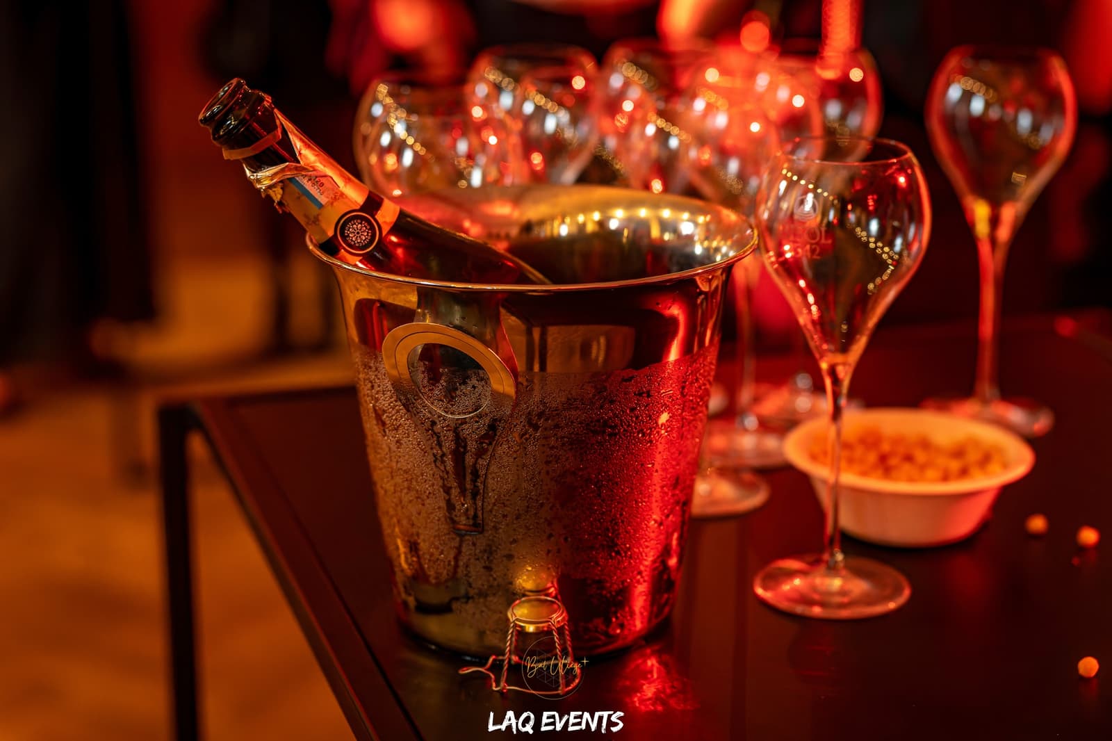 Seau à champagne et coupes au bar