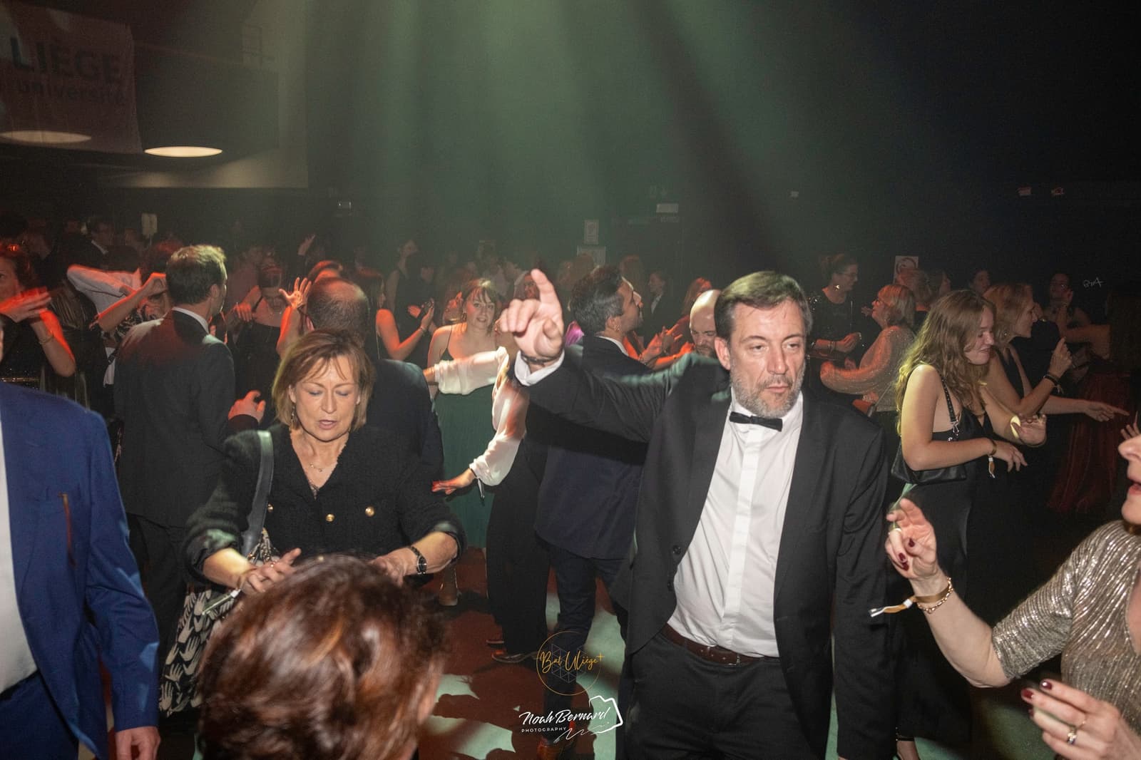 Invités en tenue de soirée sur la piste