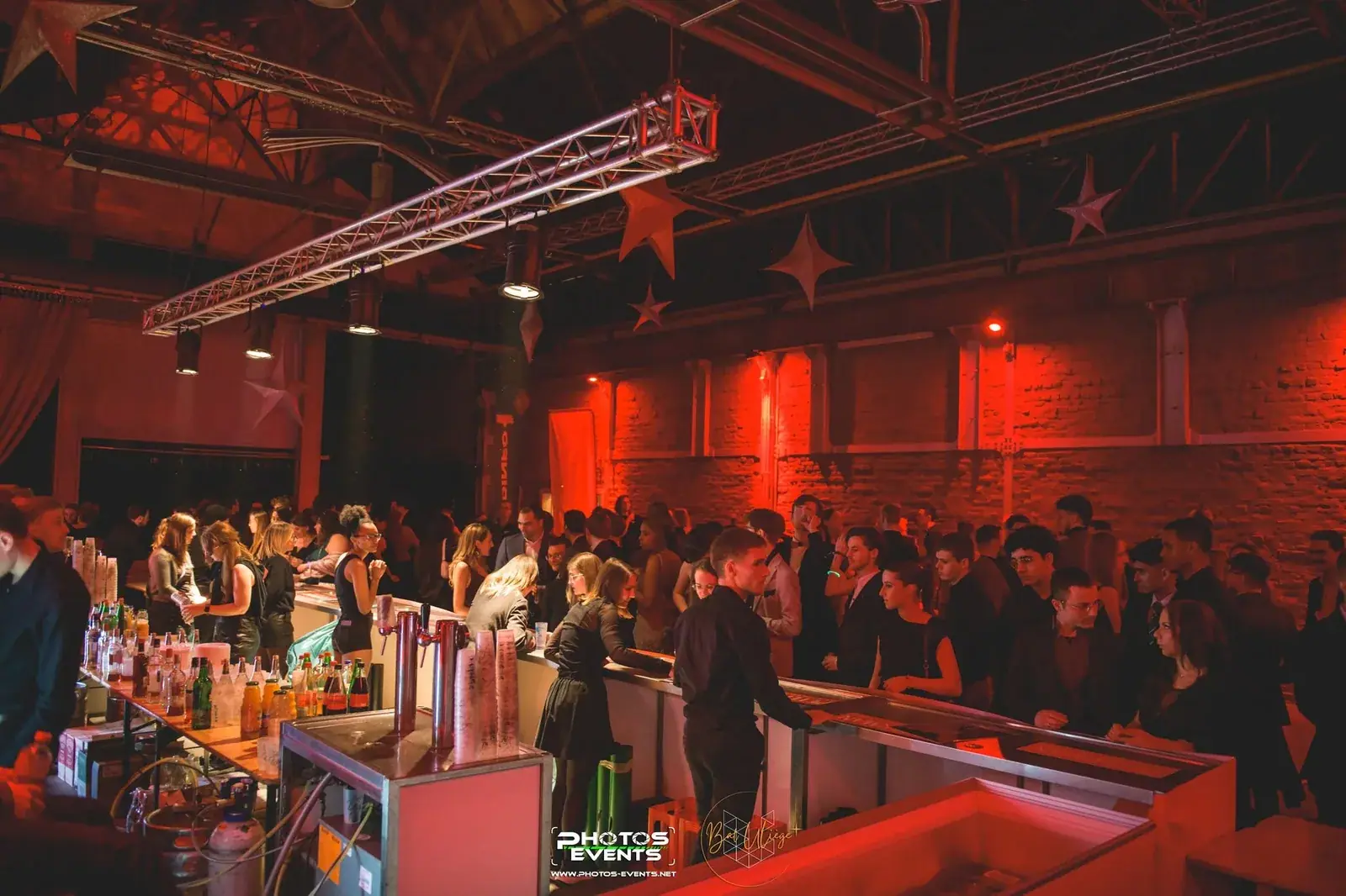 Le bar de La Fabrik pris d’assaut par les invités