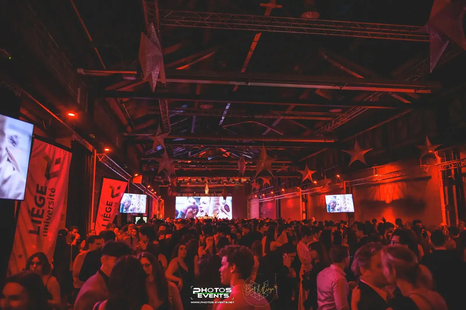 La grande halle de La Fabrik, pleine, sous la lumière rouge