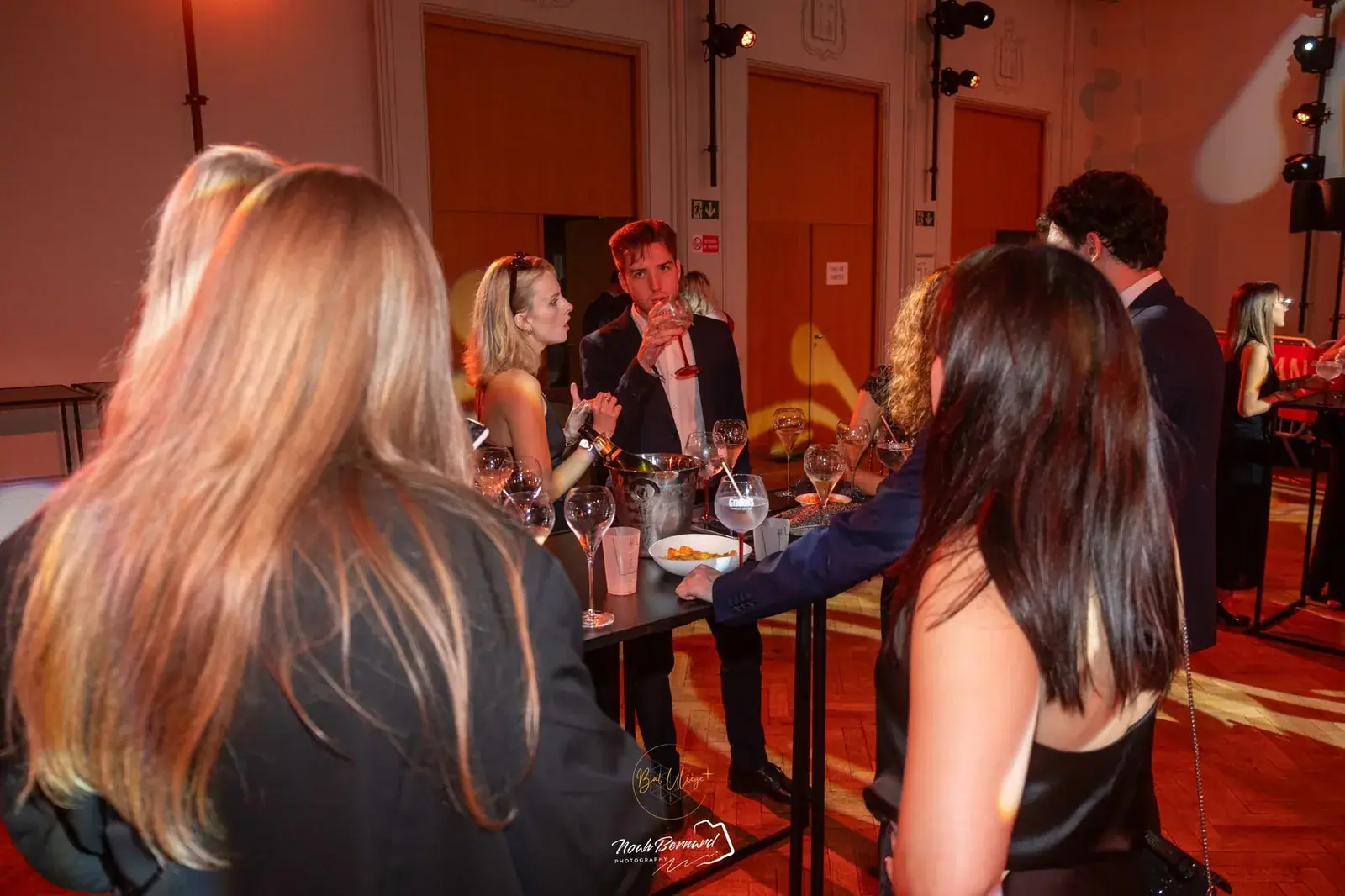 Champagne autour d’une table haute