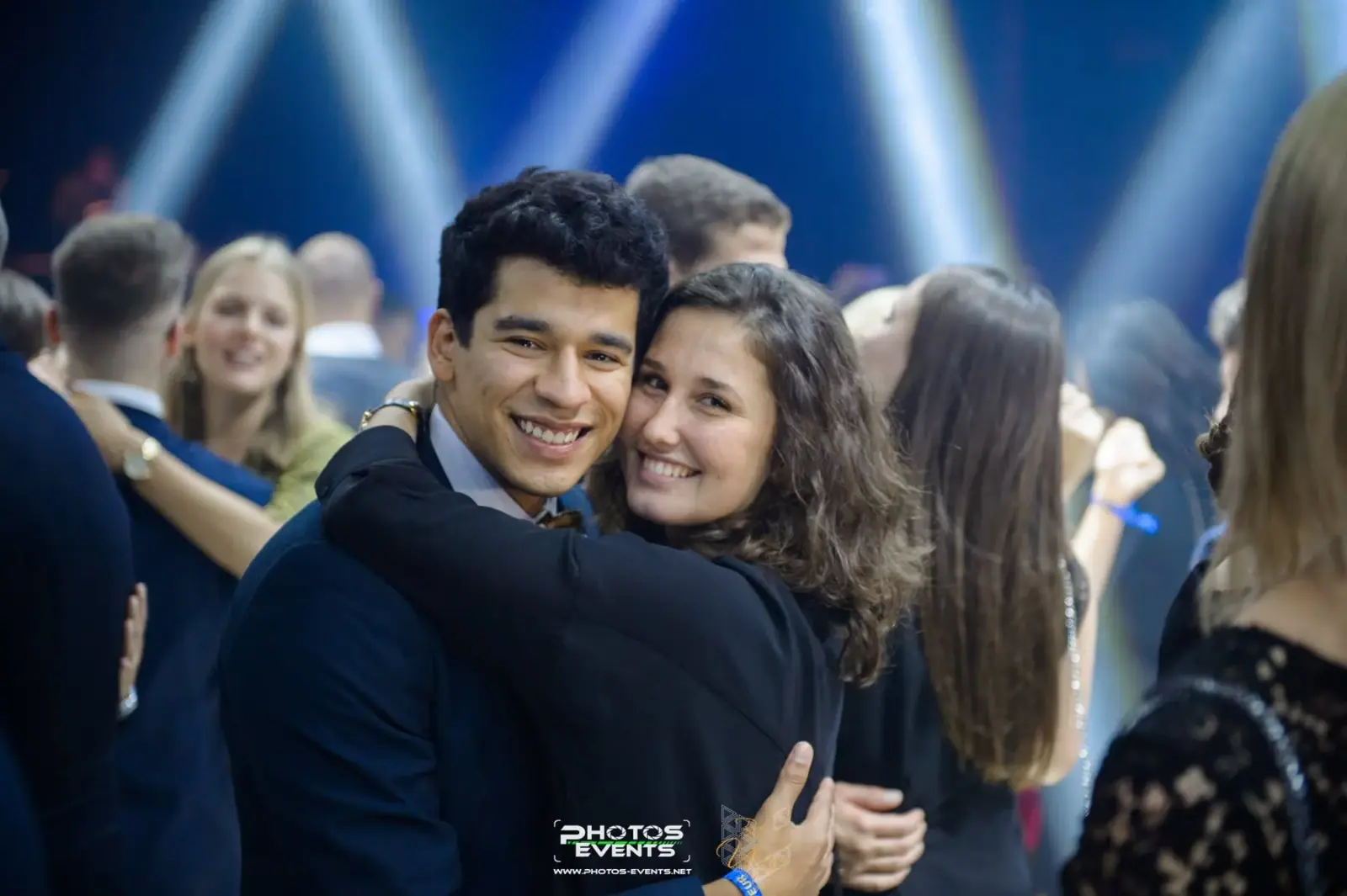 Un couple sous les faisceaux bleus
