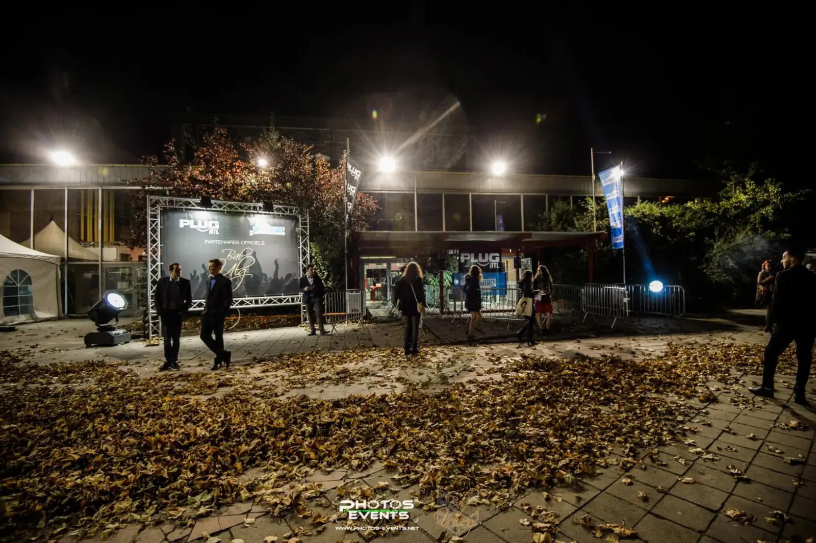 Les invités arrivent devant La Fabrik